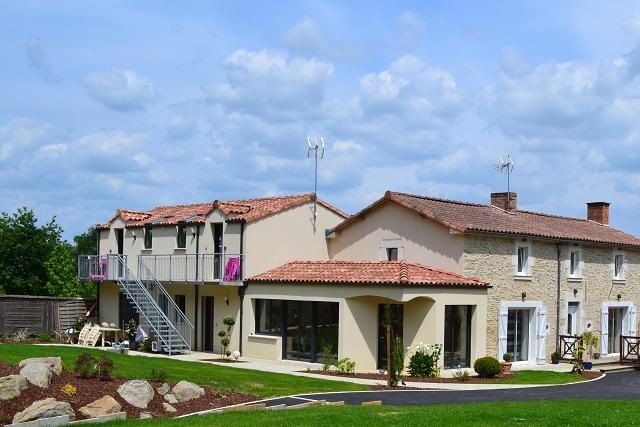 
Les gîtes font partie d'un hameau de 7 maisons. Nous sommes à la campagne au milieu des champs ou le calme règne avec le chant des oiseaux et les apparitions des écureuils qui viennent faire leurs provisions  pour l'hiver. Le terrain face au gîte vous permettra de vous garer et de servir d'aire de jeux aux enfants.

The cottages are part of a hamlet of 7 houses. We are in the country in the middle of fields where the calm reigns with the song of the birds and the appearances of the squirrels who come to make their provisions for the winter. The land facing the cottage will allow you to park and serve as a playground for children.

